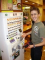 Simon lst sich das Ticket nach Japan!