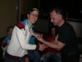 Elanchef Toni begutachtet die Goldmedaille