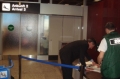 Zrich Flughafen...was ist wohl hinter der Tr?